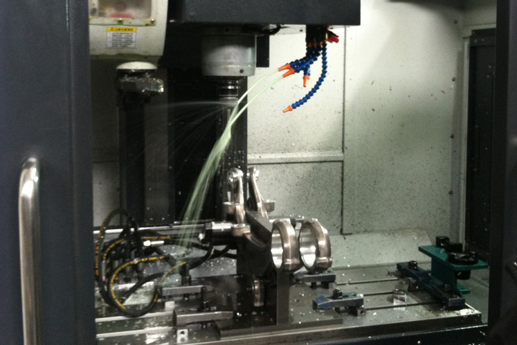 การกลึงด้วยเครื่อง CNC สำหรับข้อต่อลูกบอลในโรงงาน
